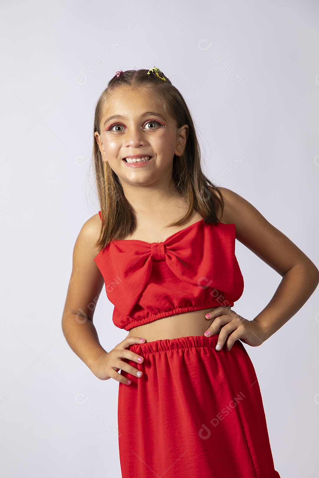 Linda menina com look vermelho sobre fundo de studio isolado