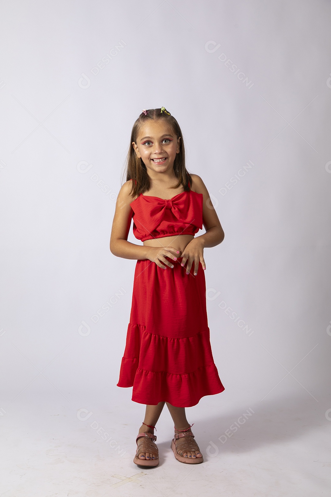 Linda menina com look vermelho sobre fundo de studio isolado