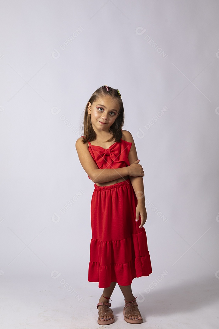 Linda menina com look vermelho sobre fundo de studio isolado