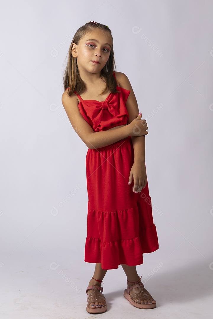 Linda menina com look vermelho sobre fundo de studio isolado