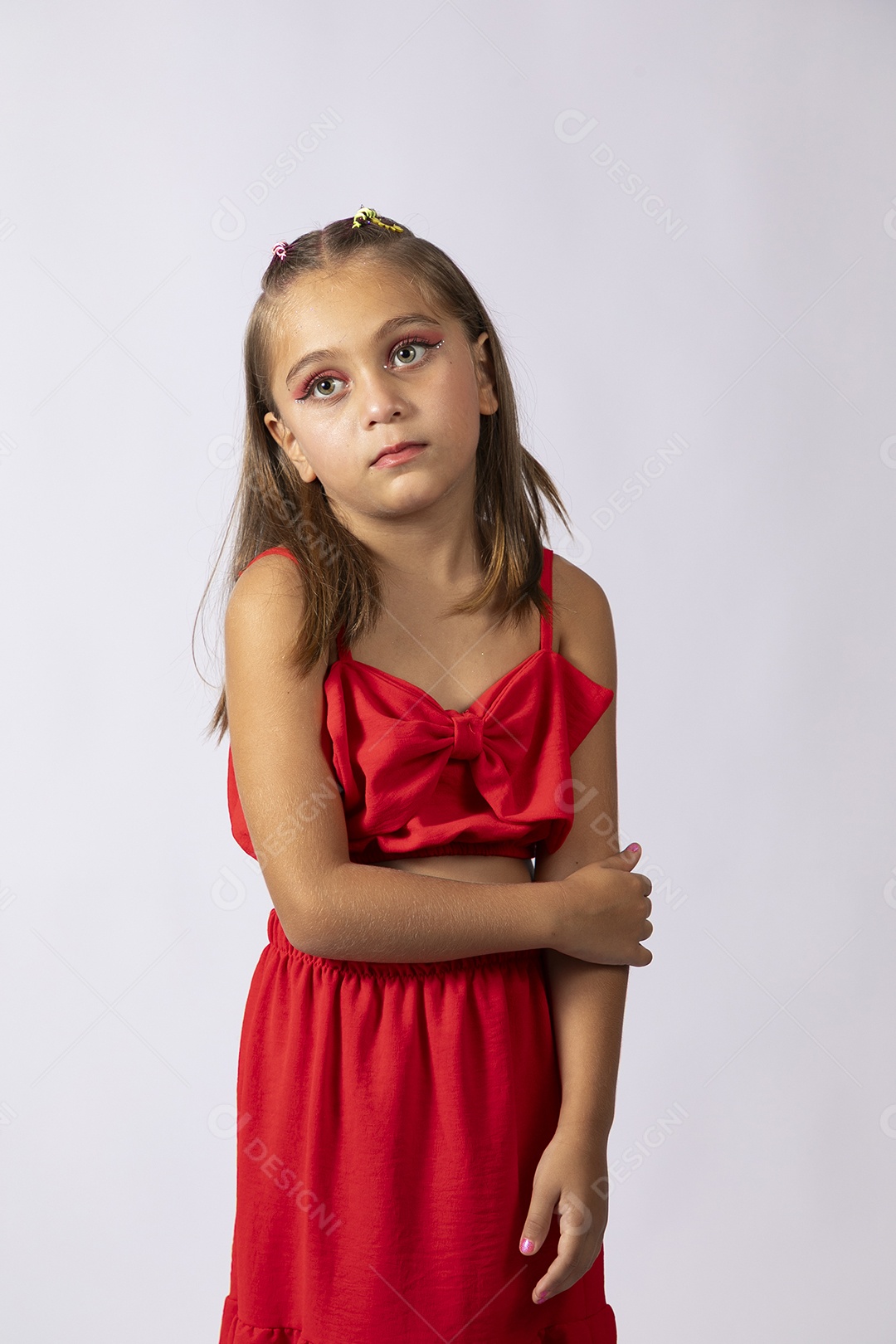 Linda menina com look vermelho sobre fundo de studio isolado