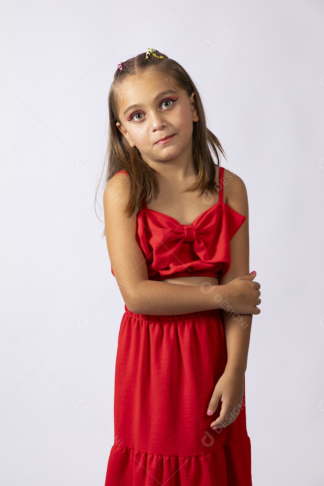 Linda menina com look vermelho sobre fundo de studio isolado