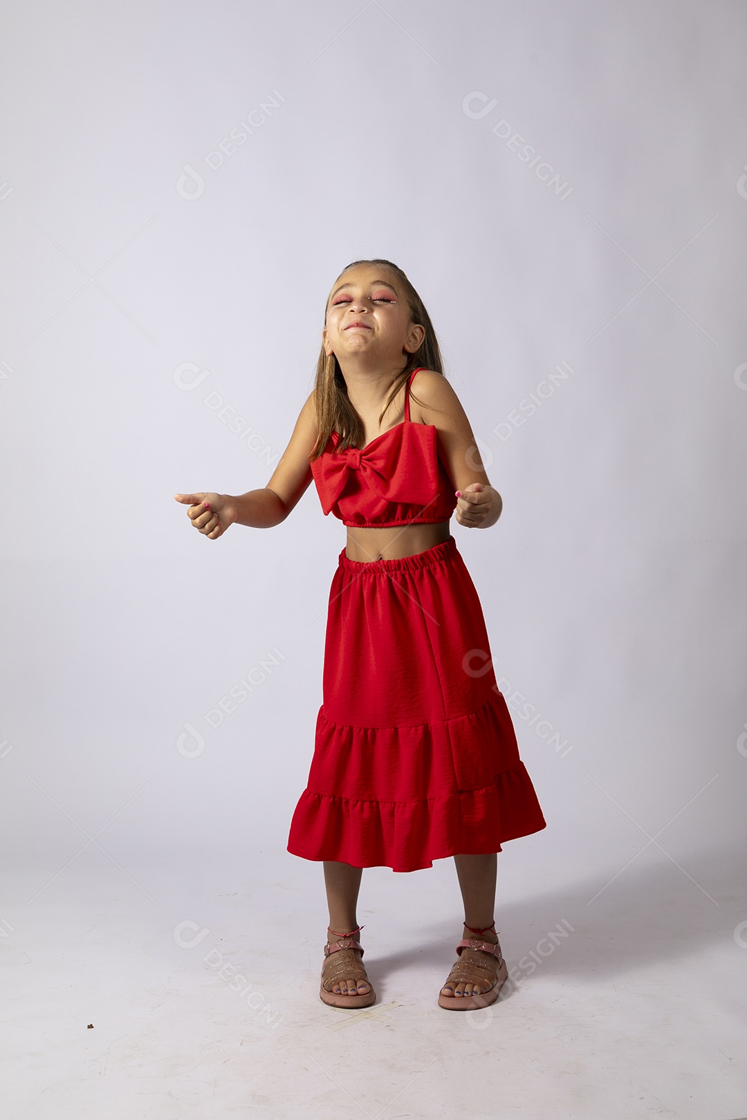 Linda menina com look vermelho sobre fundo de studio isolado