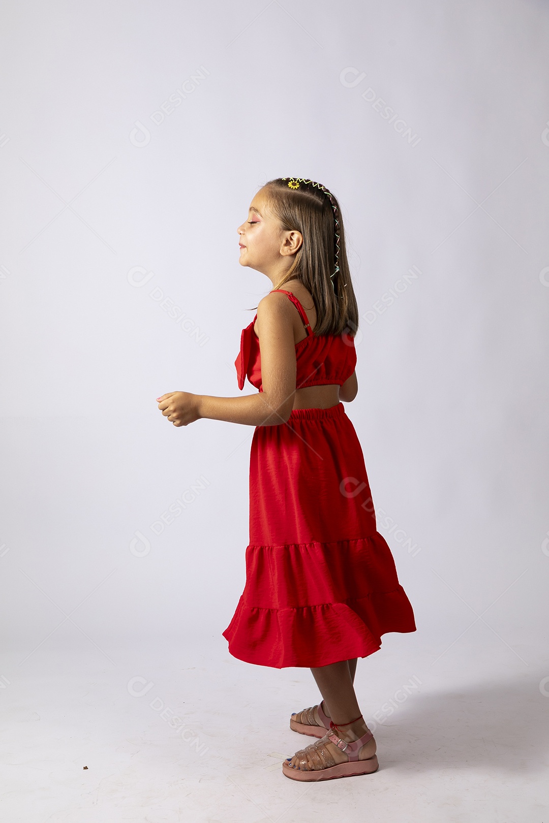 Linda menina com look vermelho sobre fundo de studio isolado