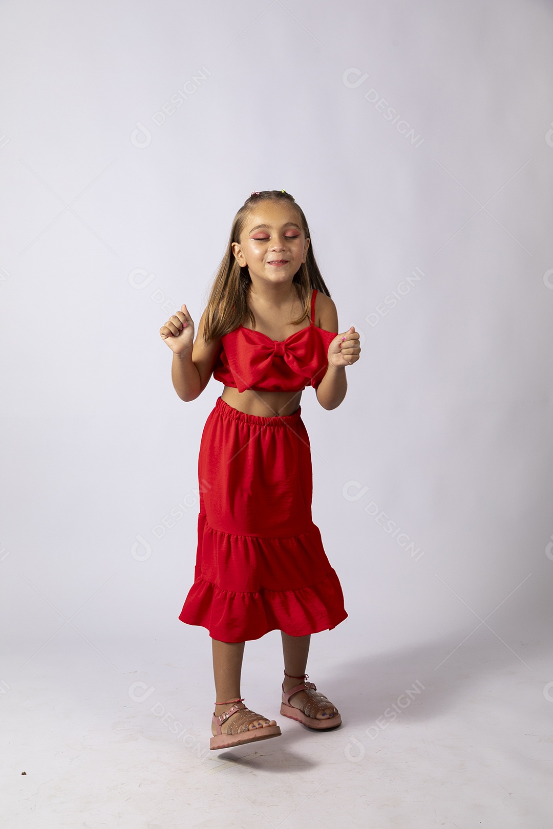 Linda menina com look vermelho sobre fundo de studio isolado