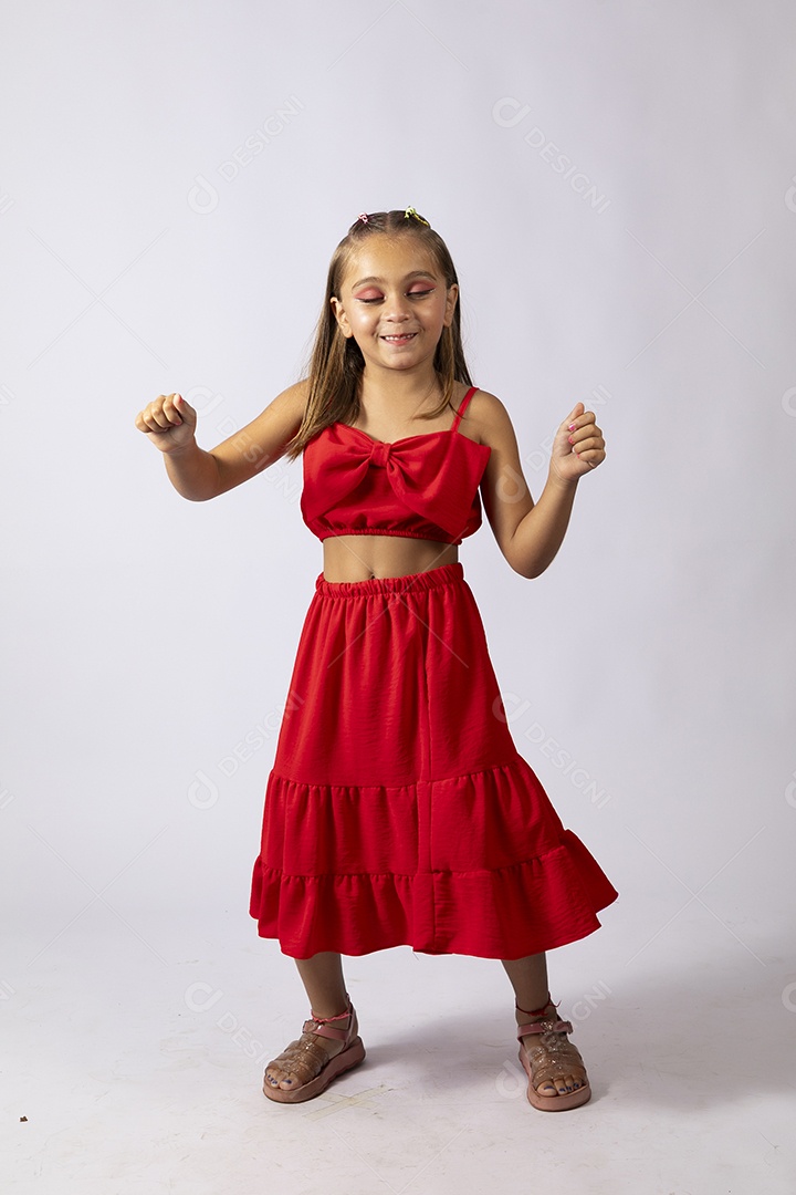 Linda menina com look vermelho sobre fundo de studio isolado