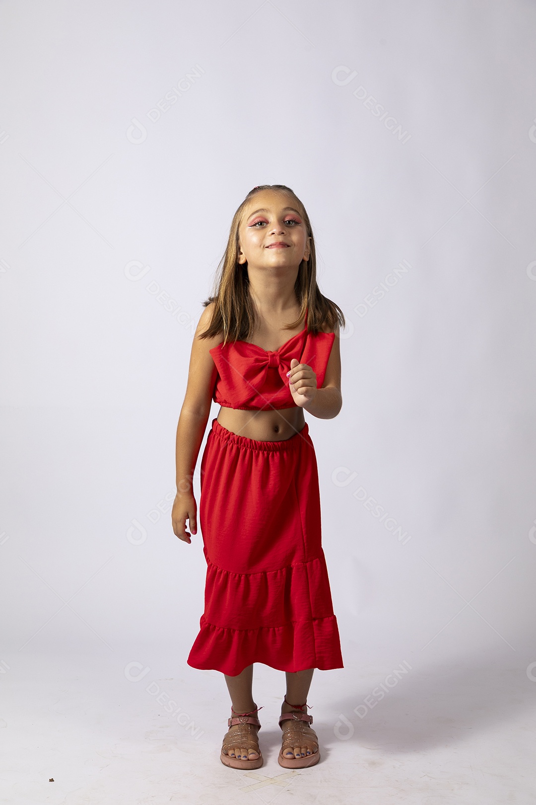 Linda menina com look vermelho sobre fundo de studio isolado