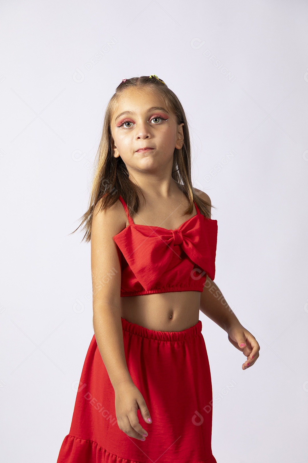 Linda menina com look vermelho sobre fundo de studio isolado