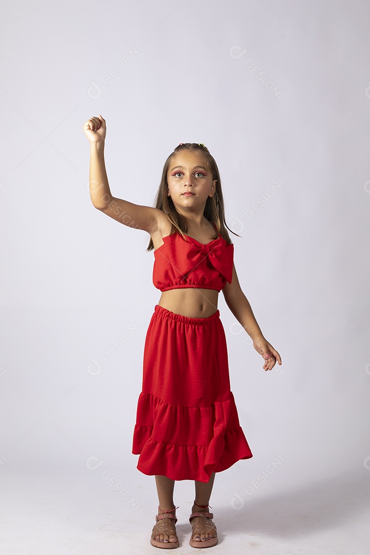 Linda menina com look vermelho sobre fundo de studio isolado