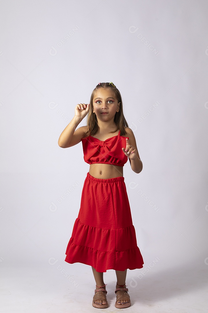 Linda menina com look vermelho sobre fundo de studio isolado