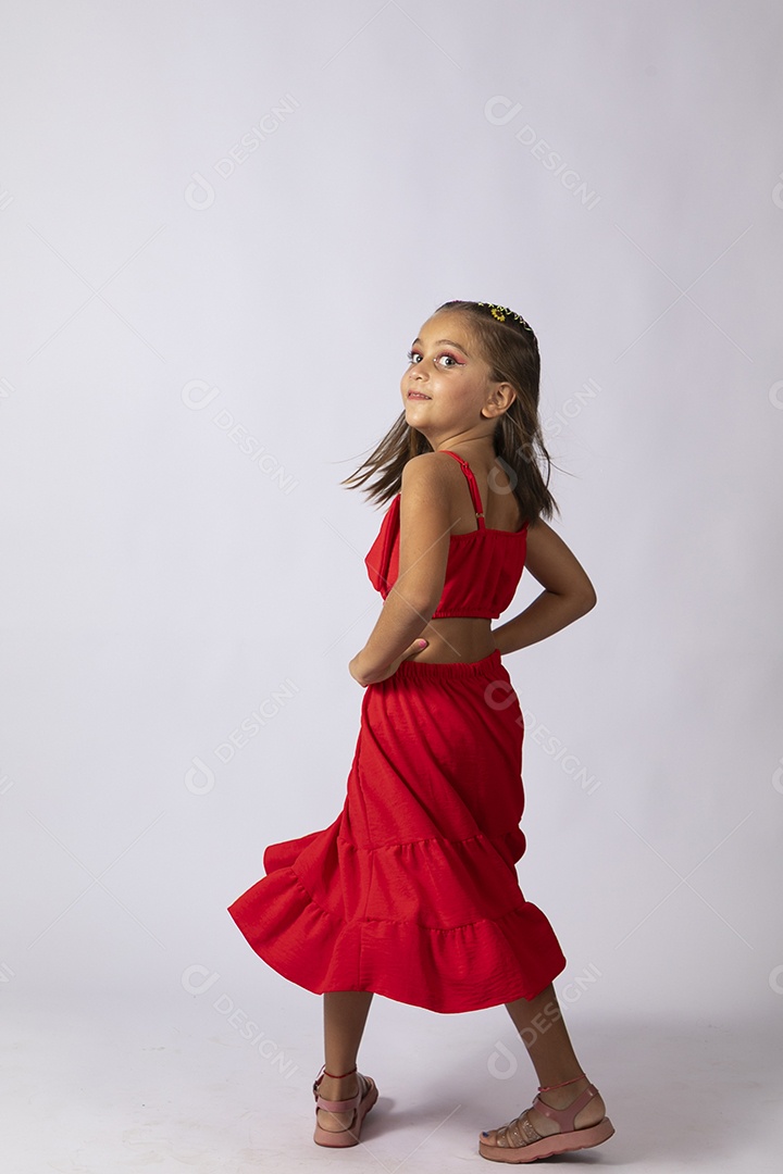 Linda menina com look vermelho sobre fundo de studio isolado