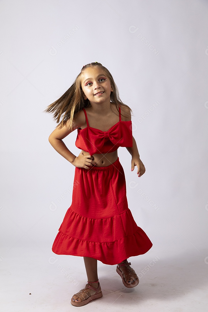 Linda menina com look vermelho sobre fundo de studio isolado