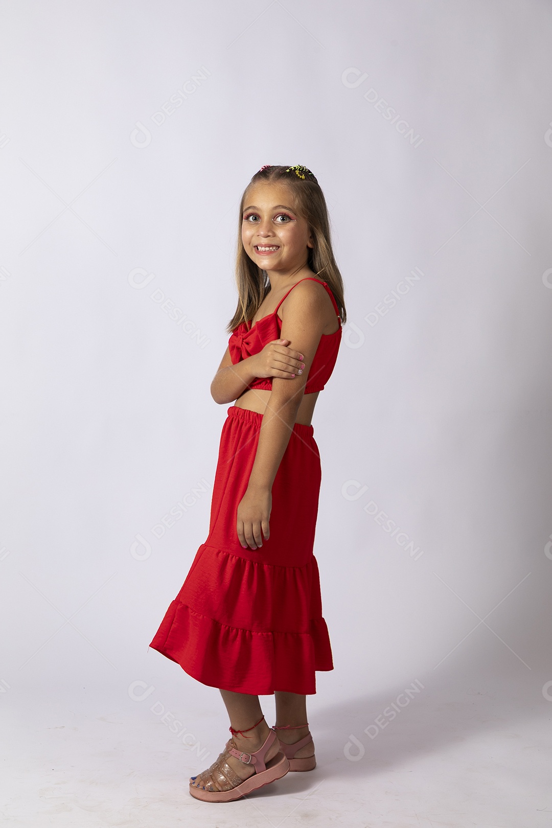 Linda menina com look vermelho sobre fundo de studio isolado