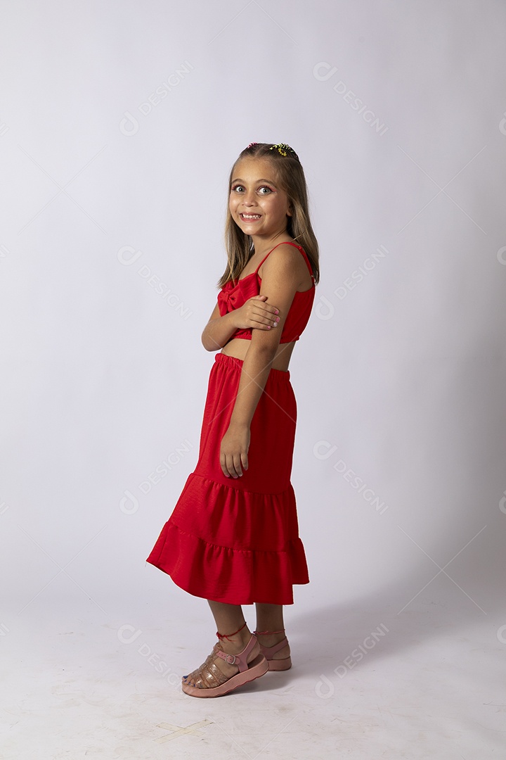 Linda menina com look vermelho sobre fundo de studio isolado