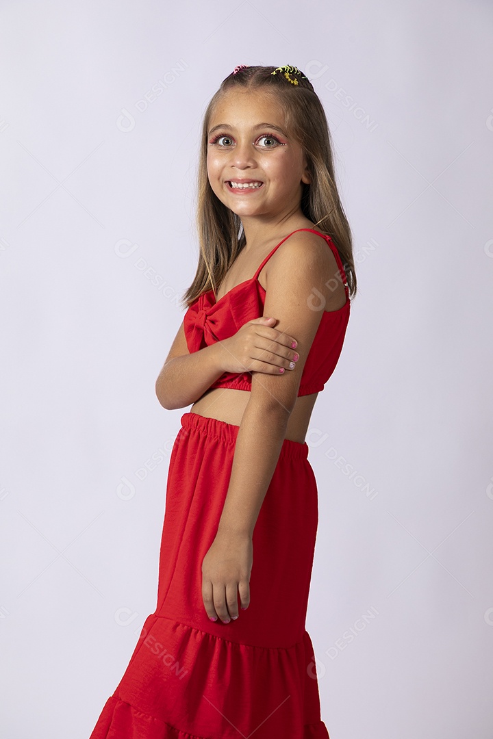 Linda menina com look vermelho sobre fundo de studio isolado