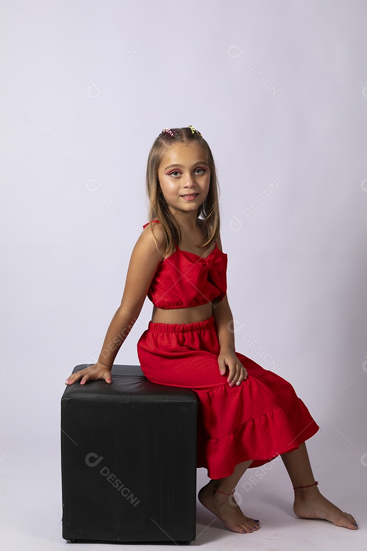 Linda menina com look vermelho sobre fundo de studio isolado