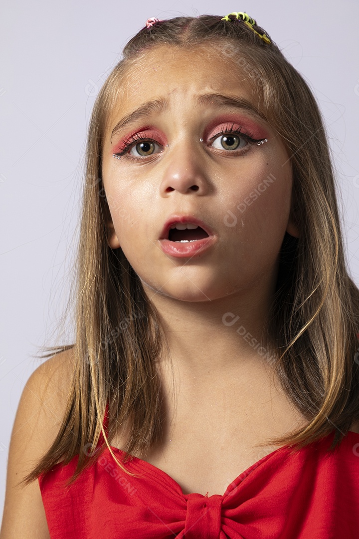 Linda menina com look vermelho sobre fundo de studio isolado