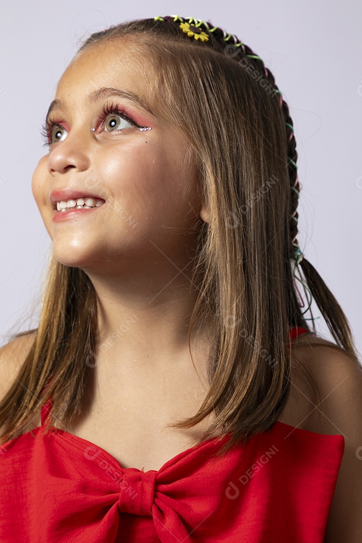Linda menina com look vermelho sobre fundo de studio isolado