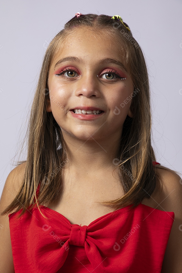 Linda menina com look vermelho sobre fundo de studio isolado
