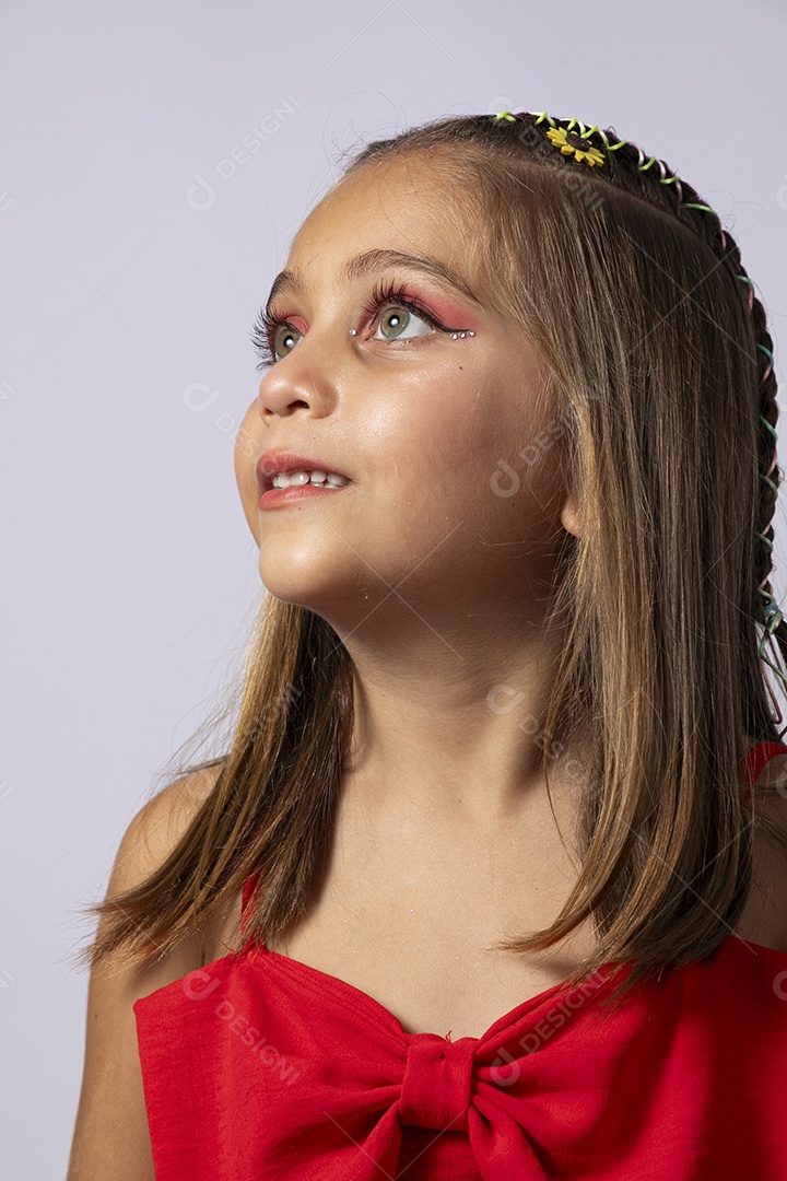 Linda menina com look vermelho sobre fundo de studio isolado