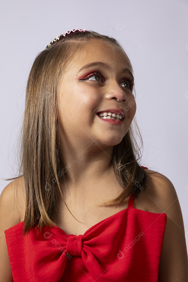 Linda menina com look vermelho sobre fundo de studio isolado