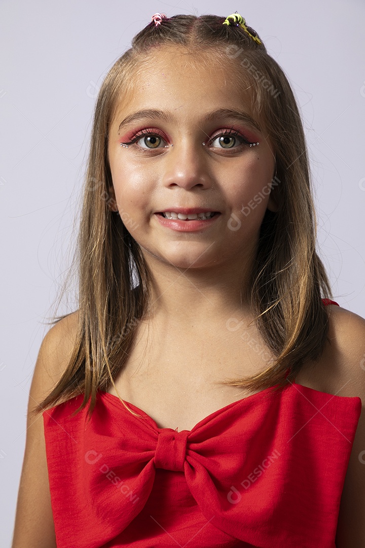 Linda menina com look vermelho sobre fundo de studio isolado