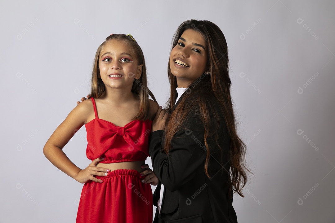 Bela mâe abraçando filha sobre fundo isolado