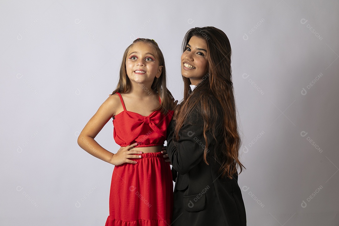 Bela mâe abraçando filha sobre fundo isolado