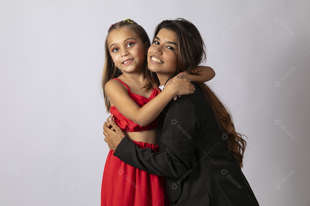 Bela mâe abraçando filha sobre fundo isolado