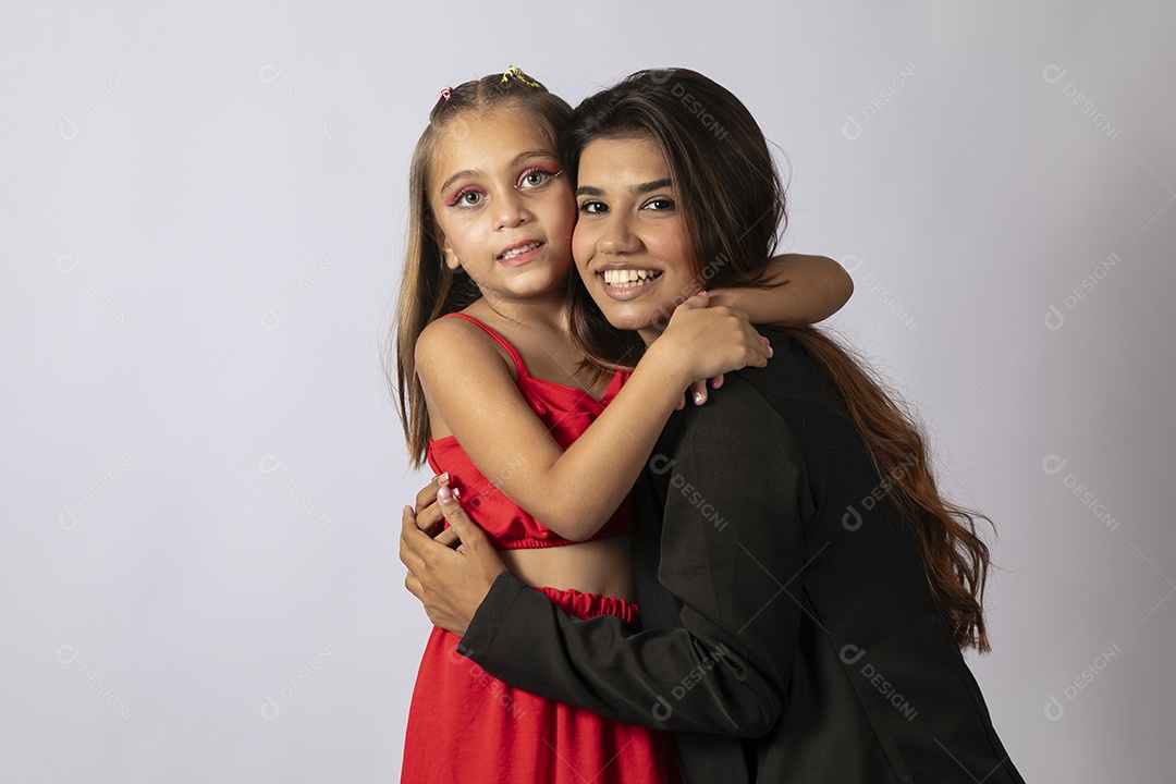 Bela mâe abraçando filha sobre fundo isolado