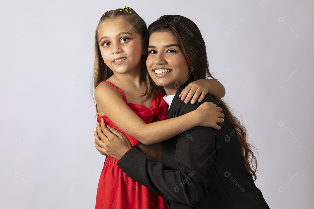 Bela mâe abraçando filha sobre fundo isolado