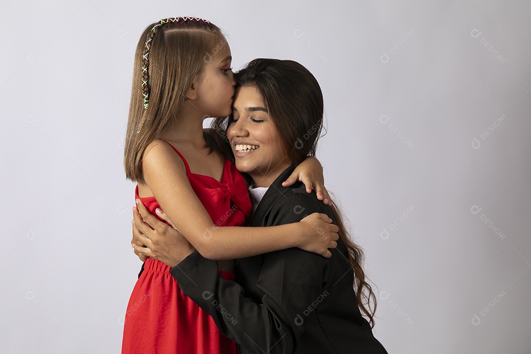 Bela mãe abraçando filha sobre fundo isolado