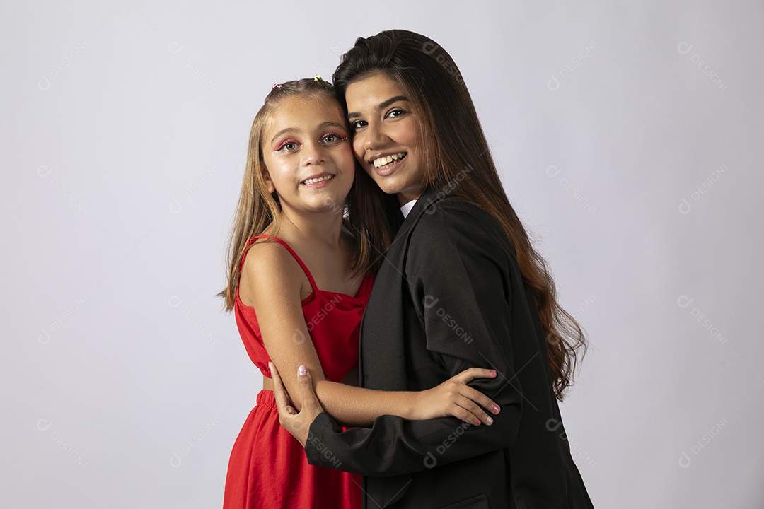 Bela mãe abraçando filha sobre fundo isolado