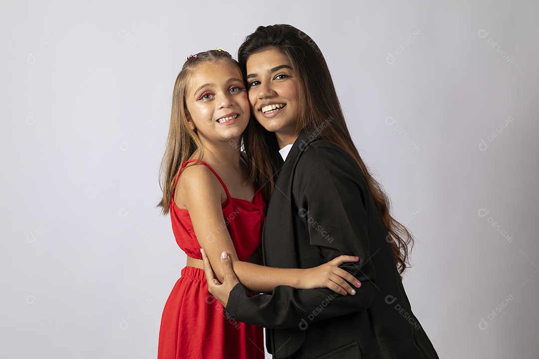 Bela mãe abraçando filha sobre fundo isolado