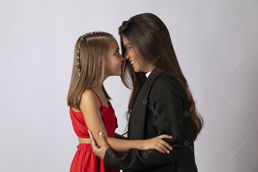 Belas mãe e filha se encarando sobre fundo isolado