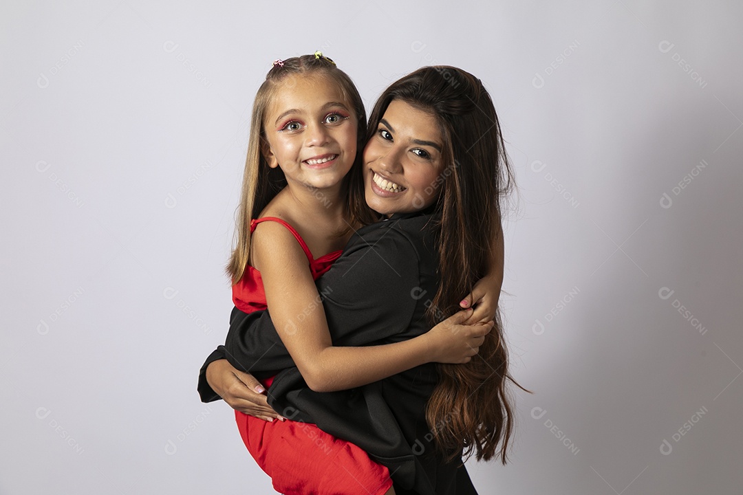 Bela mãe abraçando filha sobre fundo isolado