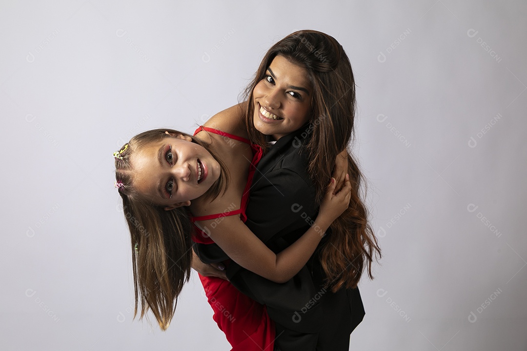 Bela mãe abraçando filha sobre fundo isolado