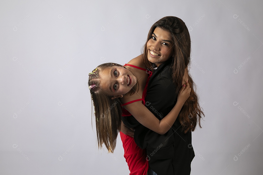 Bela mãe abraçando filha sobre fundo isolado