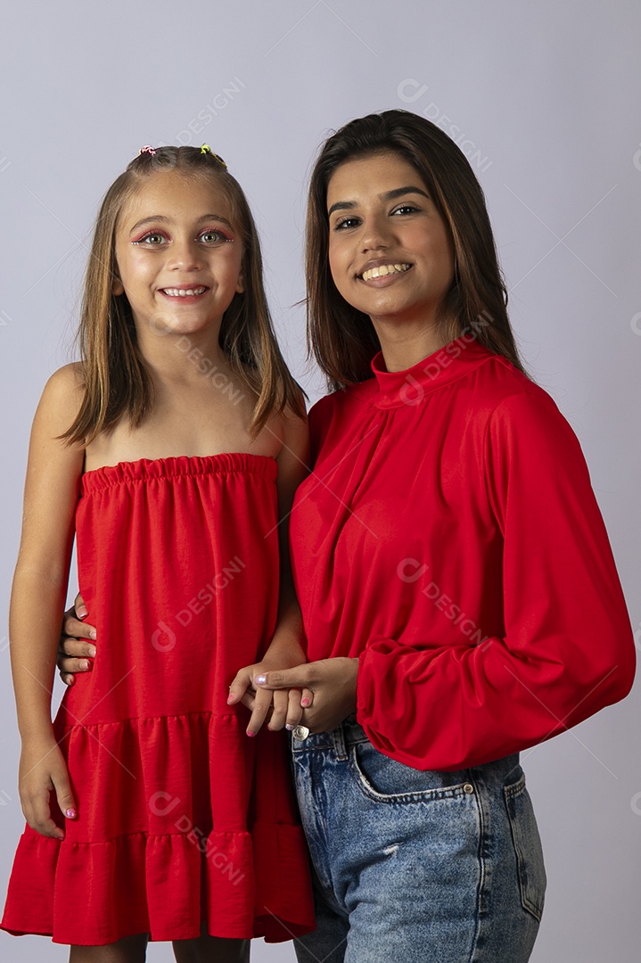 Bela mãe abraçando filha sobre fundo isolado