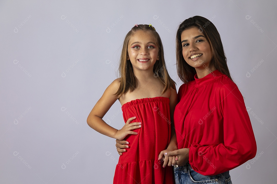 Bela mãe abraçando filha sobre fundo isolado