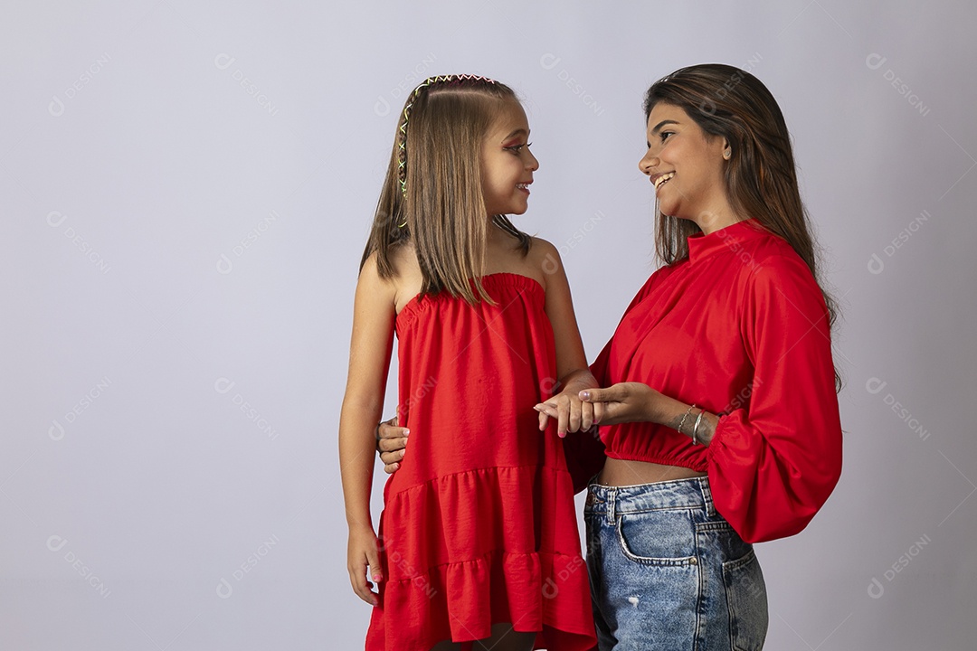 Belas mãe e filha se encarando sobre fundo isolado