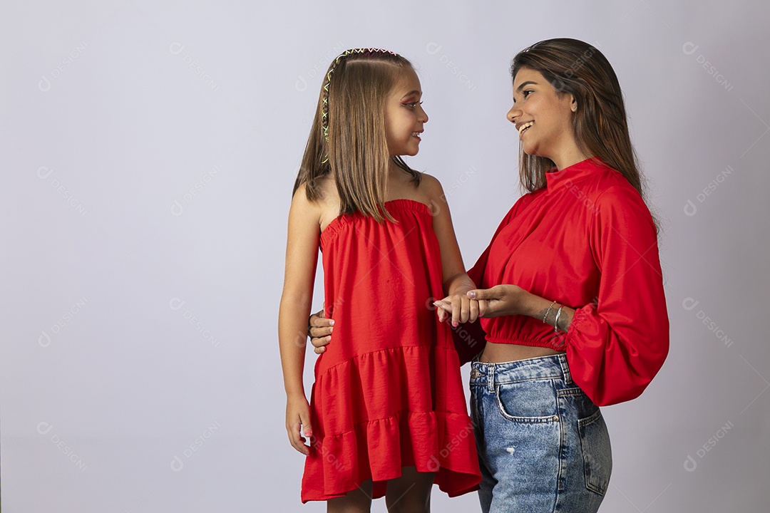 Belas mãe e filha se encarando sobre fundo isolado