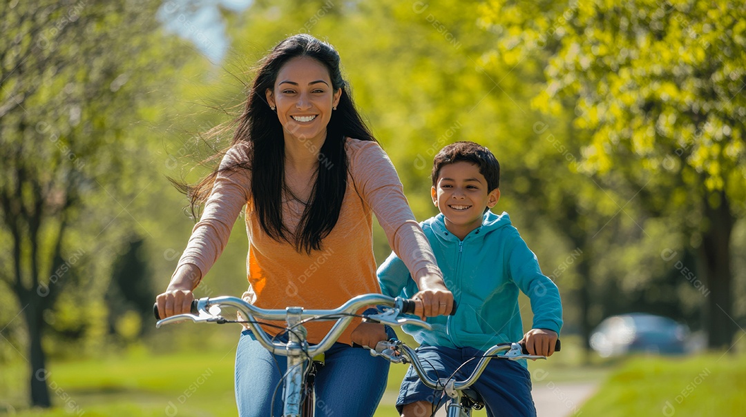 Linda mãe jovem ao lado de seu filho andando de bicicleta
