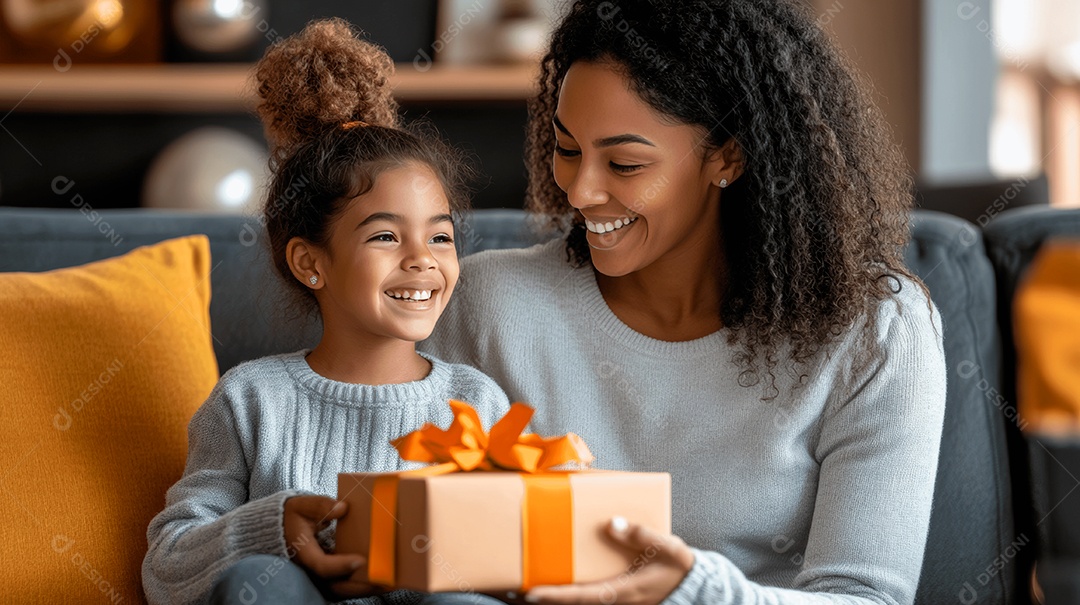 Linda mãe jovem ao lado de sua filha presenteando sua mãe