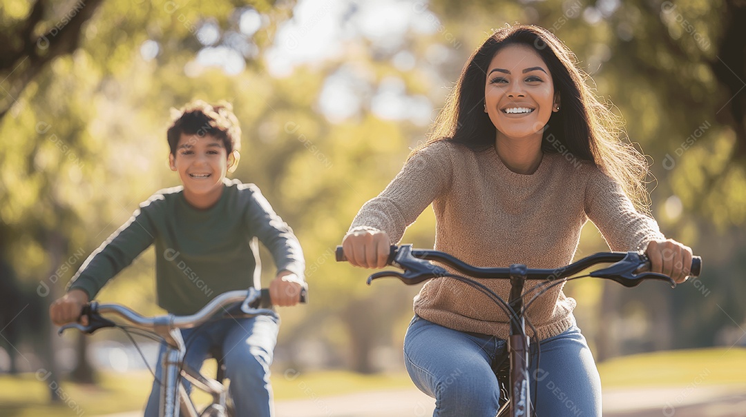 Linda mãe jovem ao lado de seu filho andando de bicicleta