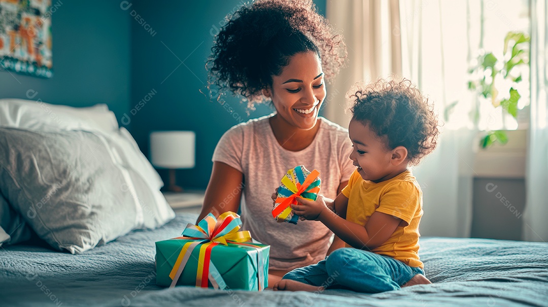 Linda mãe jovem ao lado de seu filho se divertindo