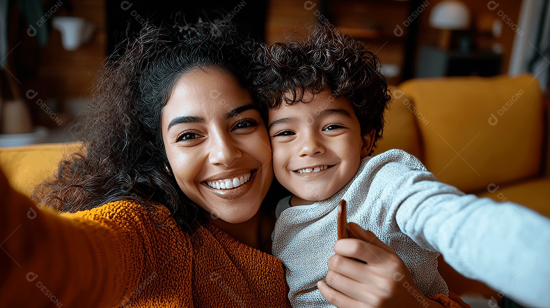 Linda mãe jovem ao lado de seu filho