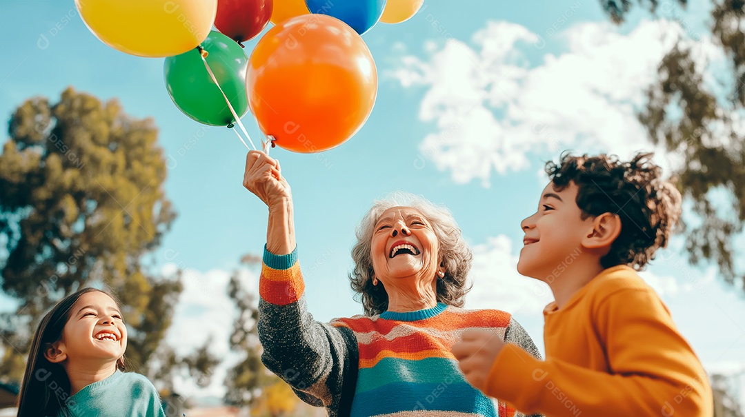 Mãe idosoa ao lado de seu filho