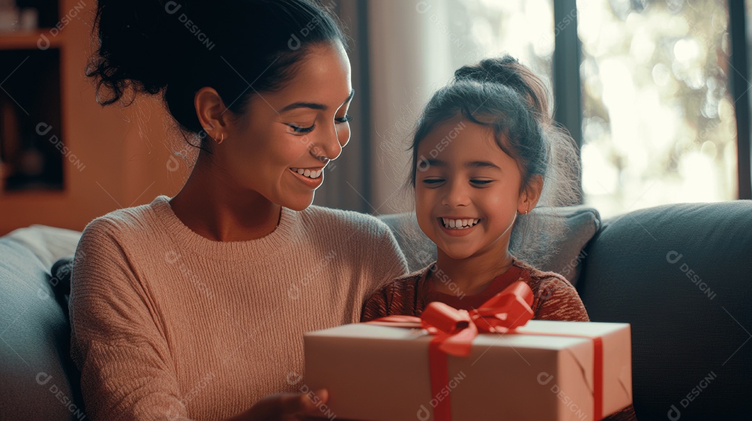 Linda mãe jovem ao lado de sua filha presenteando sua mãe