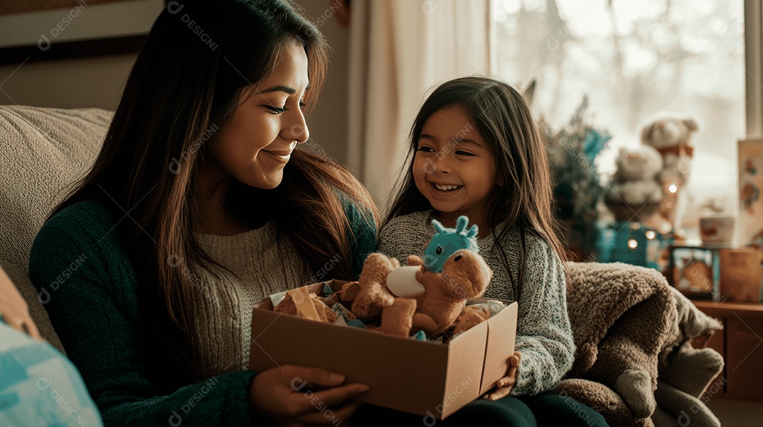Linda mãe jovem ao lado de sua filha presenteando sua mãe